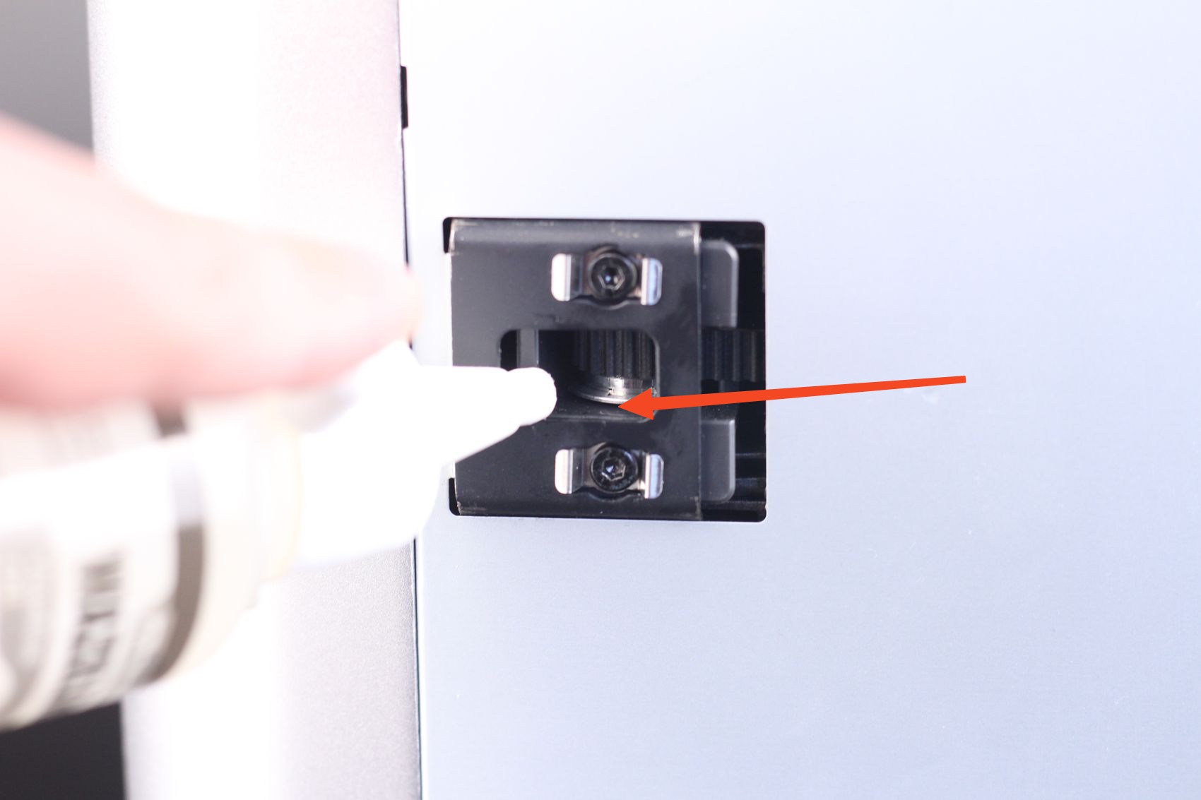 Application de graisse sur le galet tendeur